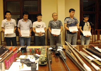 Gang members of the illegal football betting ring in custody along with their arms (Photo: SGGP)